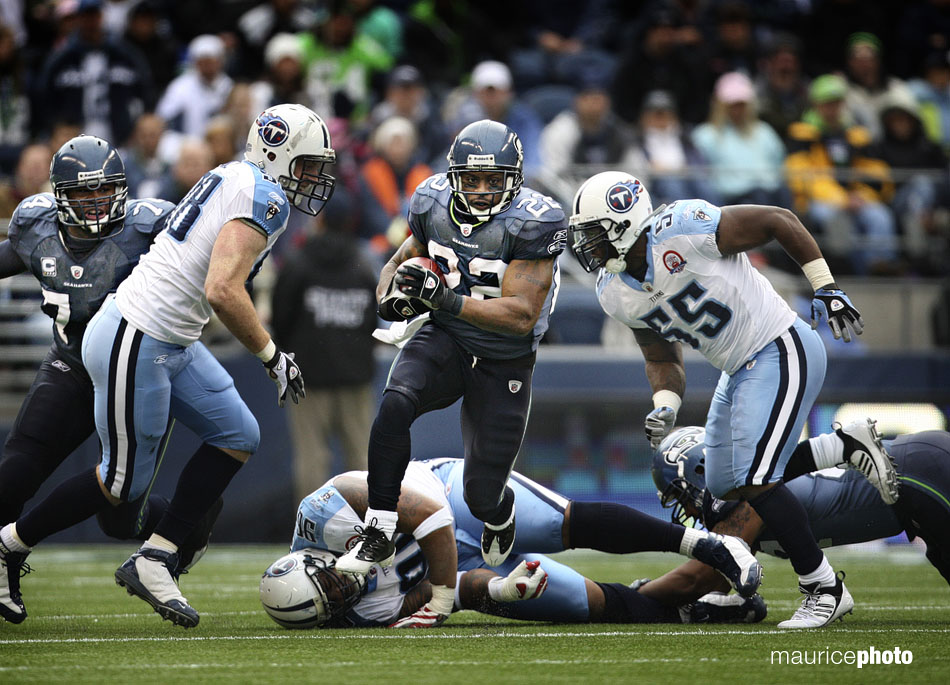 Julius Jones runs the ball for the Seattle Seahawks against the Titans.  