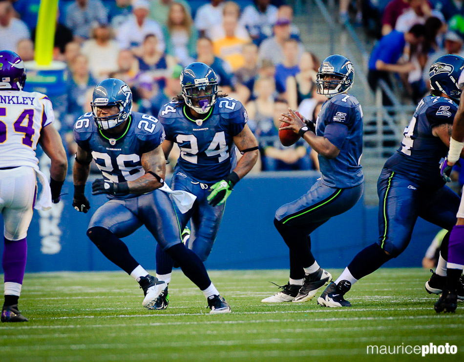 Tavaris Jackson drops back.
